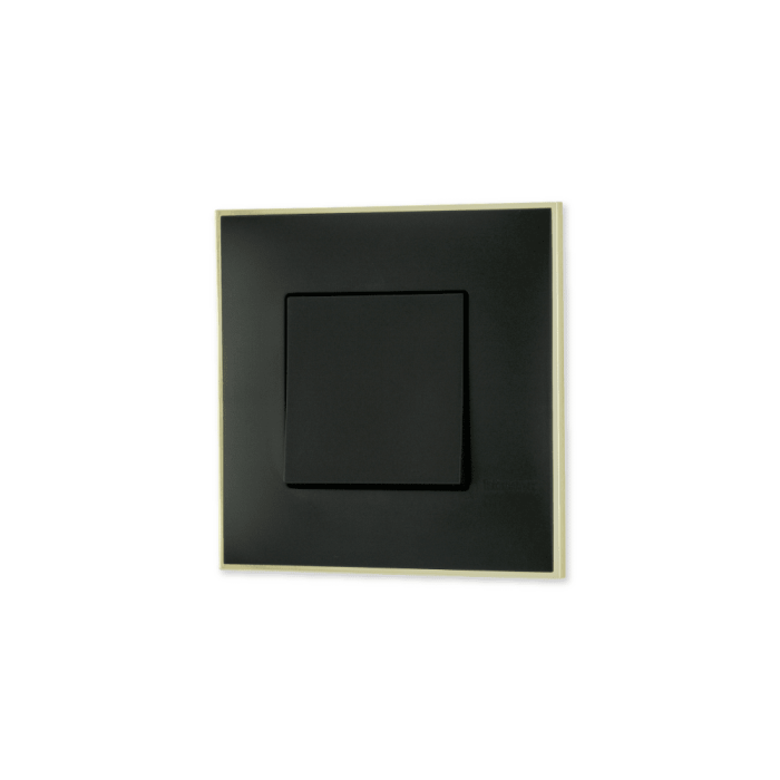 Prekidač Classia Bticino crne boje sa toniranim okvirom sa metalnim efektom zlata za uređenje stana. Detalj koji oplemenju prostor!