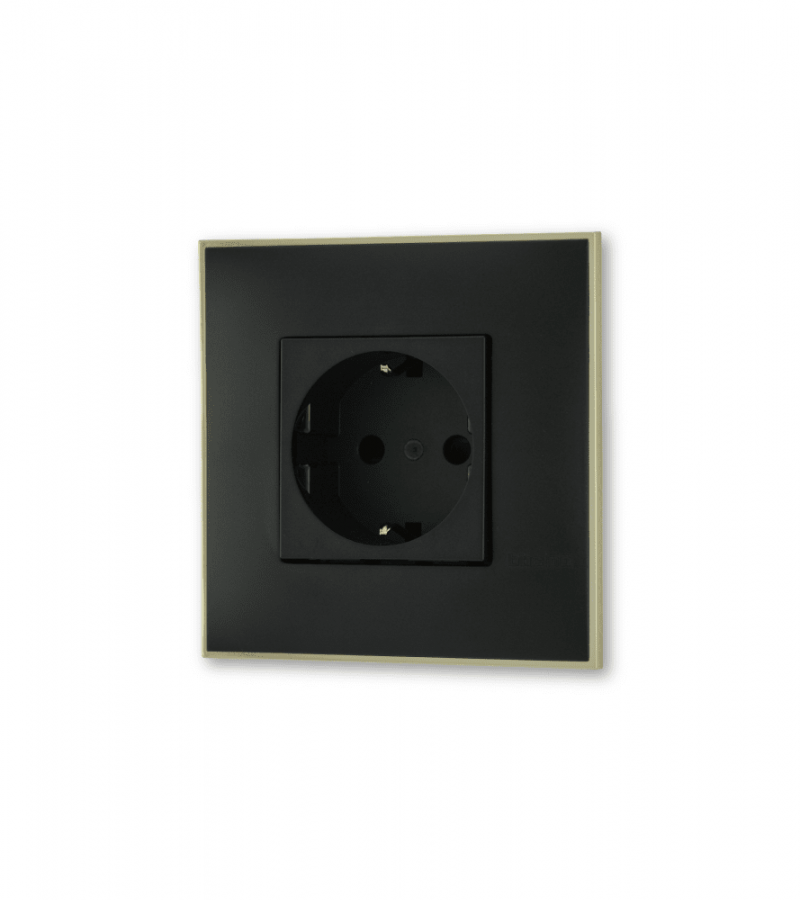 Uticnica energetska 220V crne boje sa toniranim okvirom sa metalnim efektom zlata za uređenje stana. Detalj koji oplemenju prostor!