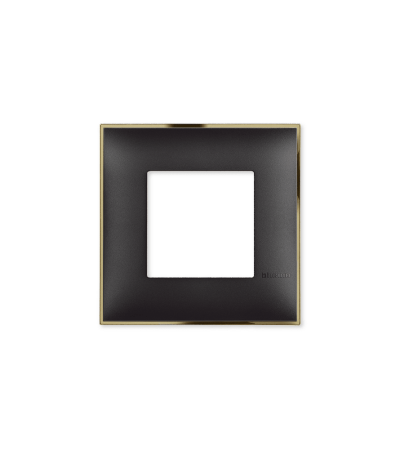 Ukrasni okvir (maska) u crnoj boji, sa toniranim okvirom sa metalnim efektom zlata, veličine dva modula 2M, za modularno formiranje prekidača i utičnica kolekcije Classia proizvođača Bticino Italija.