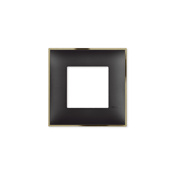 Ukrasni okvir (maska) u crnoj boji, sa toniranim okvirom sa metalnim efektom zlata, veličine dva modula 2M, za modularno formiranje prekidača i utičnica kolekcije Classia proizvođača Bticino Italija.