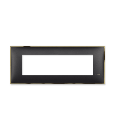 Ukrasni okvir (maska) u crnoj boji, sa toniranim okvirom sa metalnim efektom zlata, veličine sedam modula 7M, za modularno formiranje prekidača i utičnica kolekcije Classia proizvođača Bticino Italija.