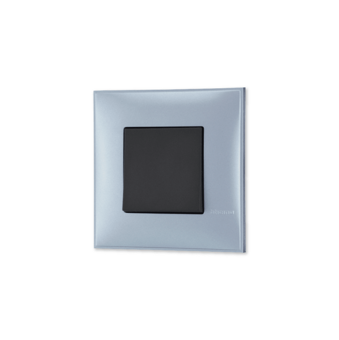 Prekidač Classia Bticino u boji plavog metala sa mehanizmo u crnoj boji za uređenje stana. Detalj koji oplemenju prostor!