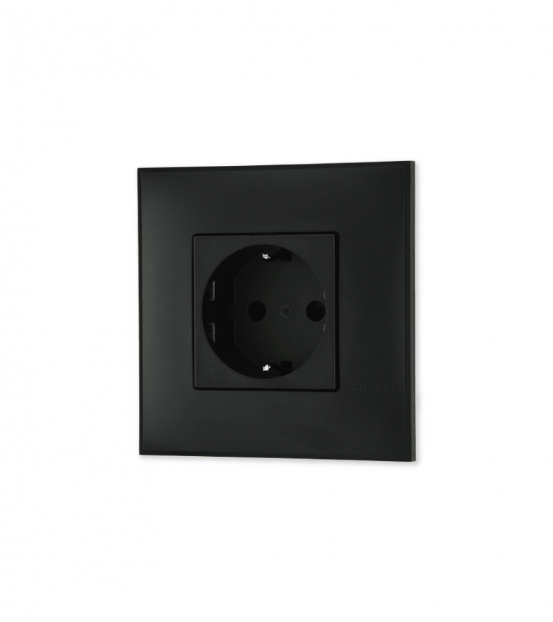Uticnica crna, sa toniranim okvirom u boji crnog satena i sa crnim mehanizmom za uređenje stana. Detalj koji oplemenju prostor!