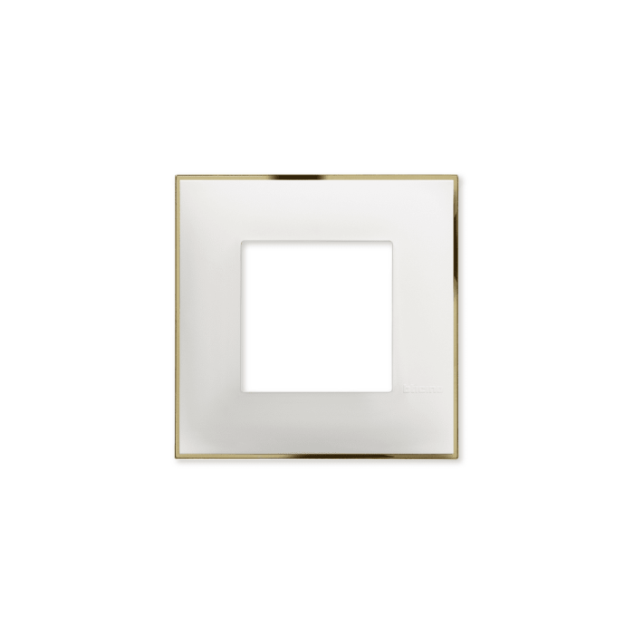 Ukrasni okvir (maska) u beloj boji, sa toniranim okvirom sa metalnim efektom zlata, veličine dva modula 2M, za modularno formiranje prekidača i utičnica kolekcije Classia proizvođača Bticino Italija.
