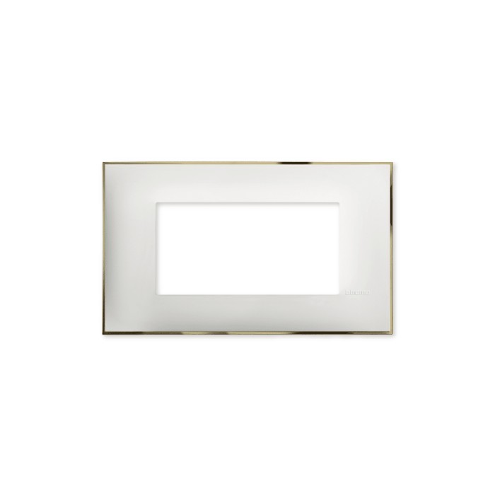 Ukrasni okvir (maska) u beloj boji, sa toniranim okvirom sa metalnim efektom zlata, veličine četiri modula 4M, za modularno formiranje prekidača i utičnica kolekcije Classia proizvođača Bticino Italija.