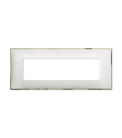 Ukrasni okvir (maska) u beloj boji, sa toniranim okvirom sa metalnim efektom zlata, veličine sedam modula 7M, za modularno formiranje prekidača i utičnica kolekcije Classia proizvođača Bticino Italija.