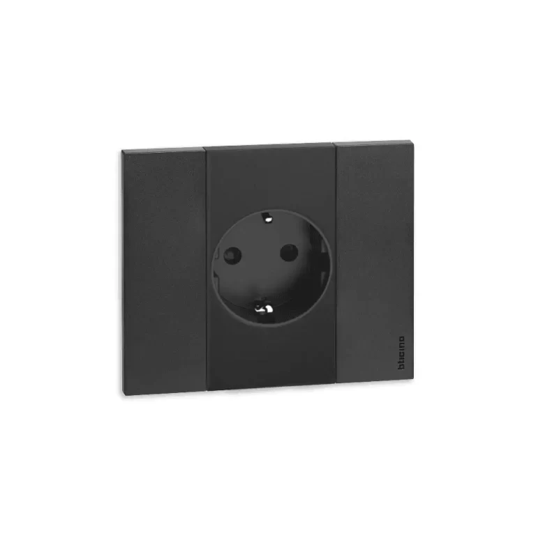 Šuko utičnica za struju Bticino Living Now u crnoj boji, energetska 2P+E 16A 250V sa bočnim kontaktima za uzemljenje i zaštitom od slučajnog dodira.