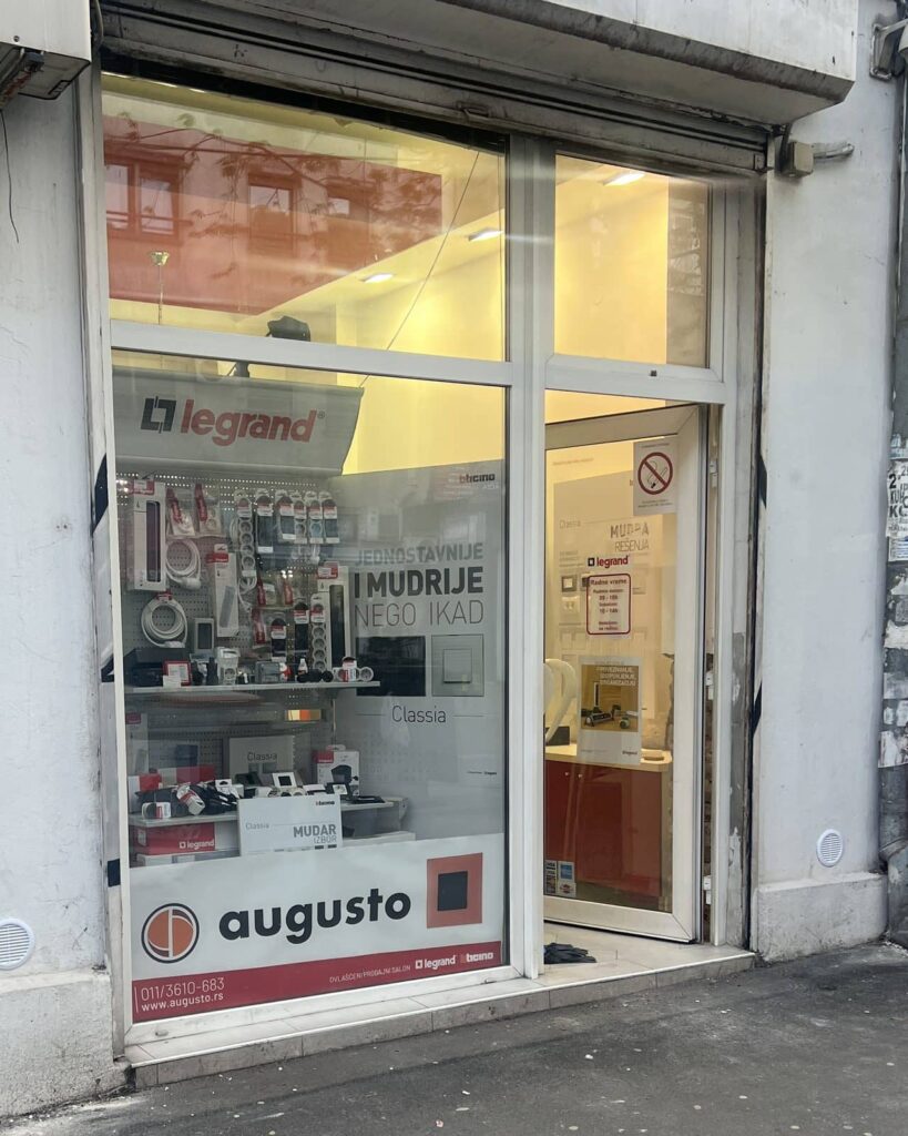 Izlog prodajnog salona Augusto u Sarajevskoj 47 u Beogradu